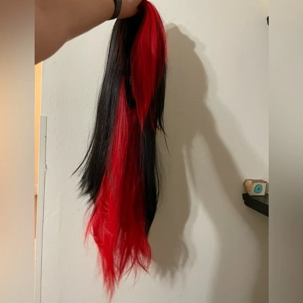 Black and red wig‎